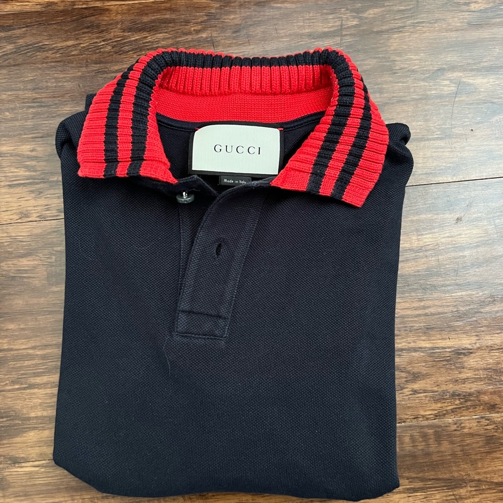 Great condition Gucci polo with distinct red collar